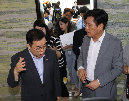 지난 7월31일 국회 과학기술정보방송통신위원회에서 여야 간사인 박성중(왼쪽부터) 국민의힘 의원과 조승래 더불어민주당 의원이 우주항공청설치특별법에 대한 안건조정위원회를 마친 후  대화하고 있다. 당일 여야는 법안을 심의할 안건조정위원장 선출을 논의했지만, 결론을 내지 못했다.<연합뉴스>